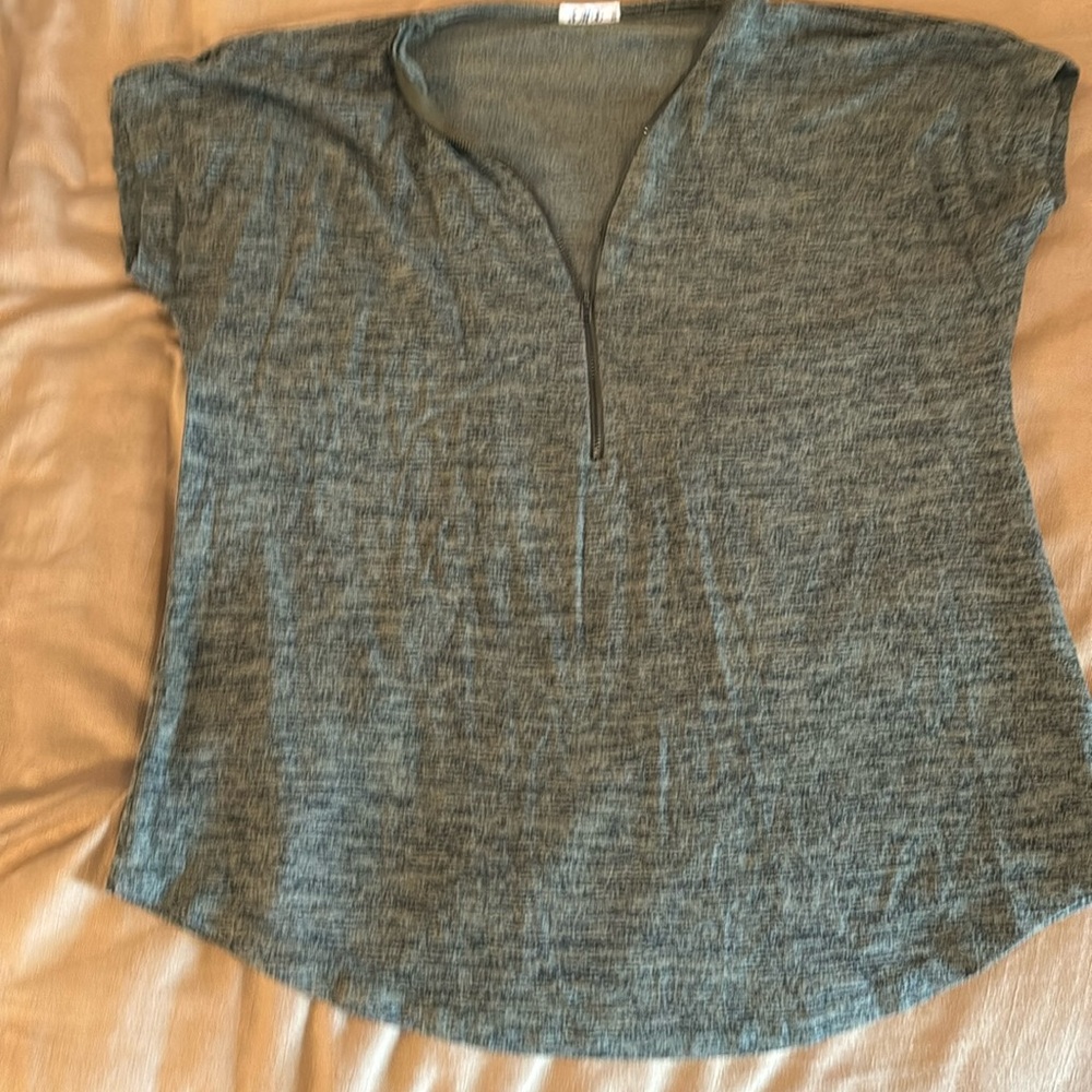 Knit green shortsleeve shirt zip up neck.